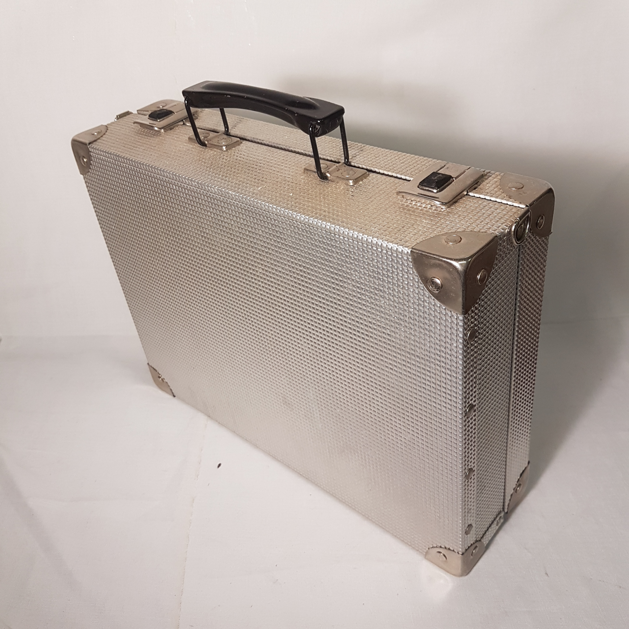 Mallette en métal 34 cm dessus à nettoyer Bon état - Vue 3 - 